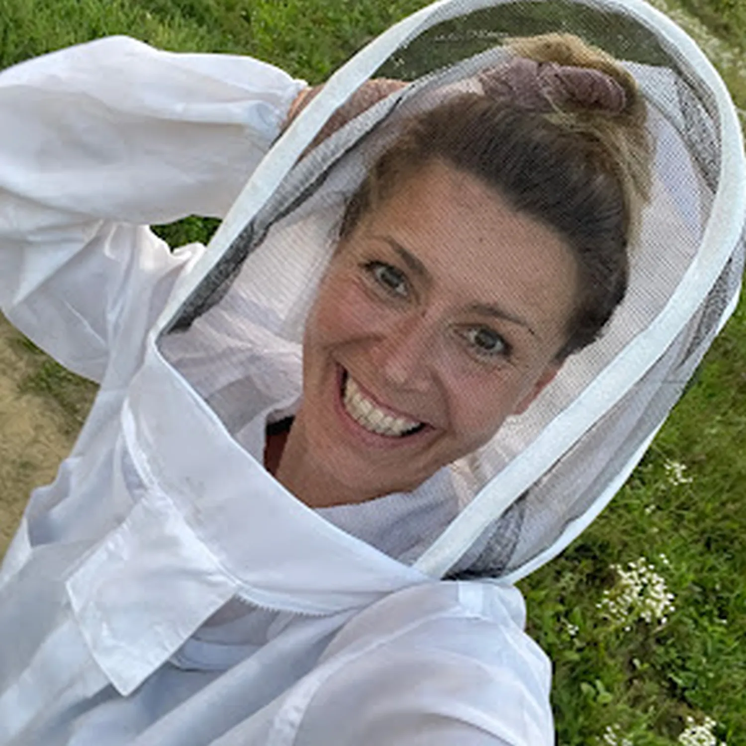 Eva Naboschni Bienenanzug von HHK Hanseatic Honey Accounting GmbH